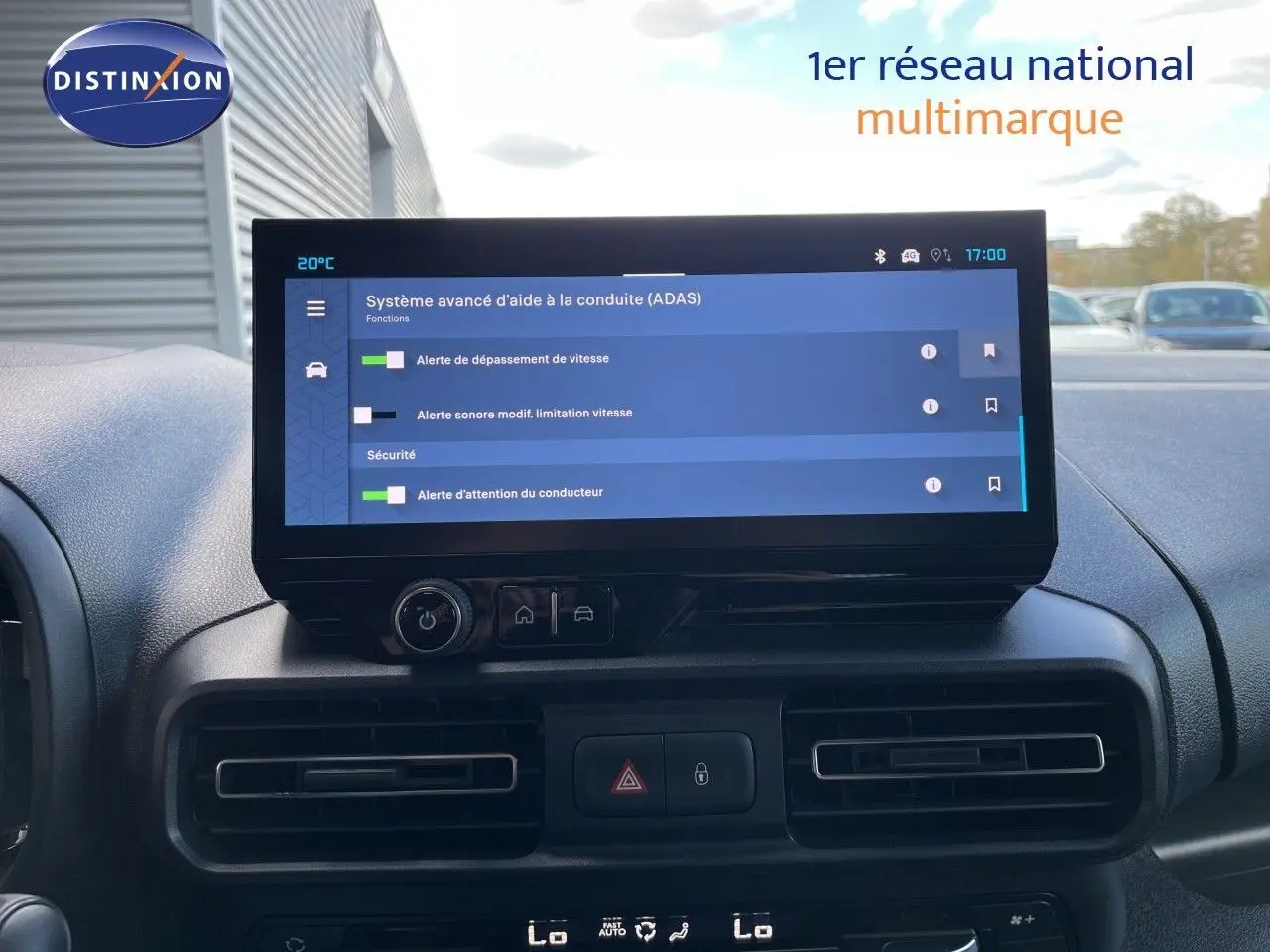 Écran tactile central affichant les aides à la conduite sur le tableau de bord noir du Citroën Berlingo 2026.