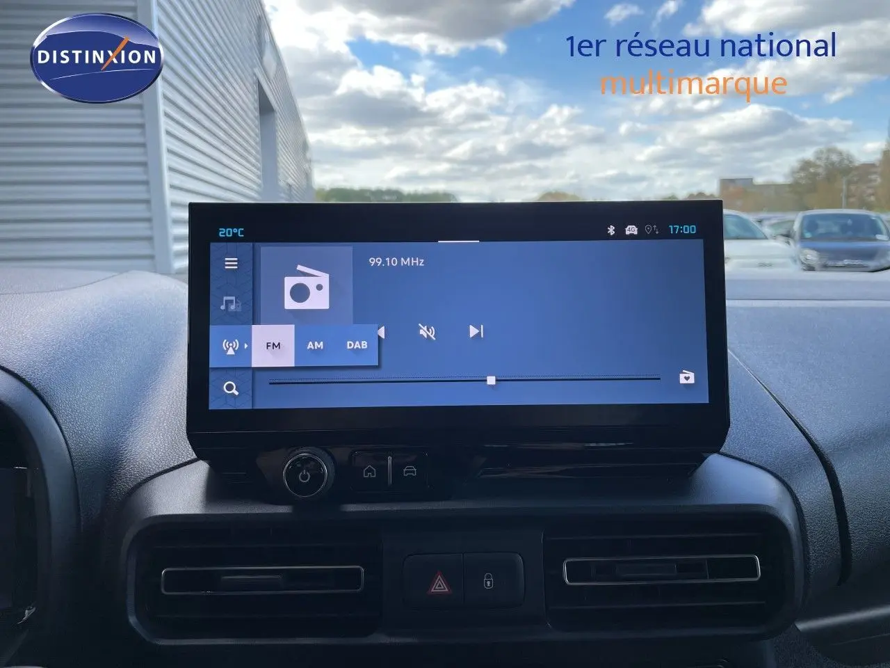 Vue intérieure centrée sur l'écran tactile multimédia du Citroën Berlingo 2026, ambiance moderne et fonctionnelle.