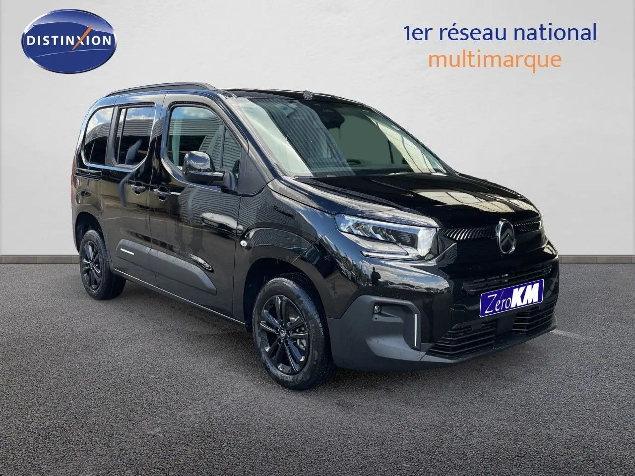 Citroën Berlingo noir Perla Nera métal en 3/4 avant droit, avec jantes noires et phares LED allumés.