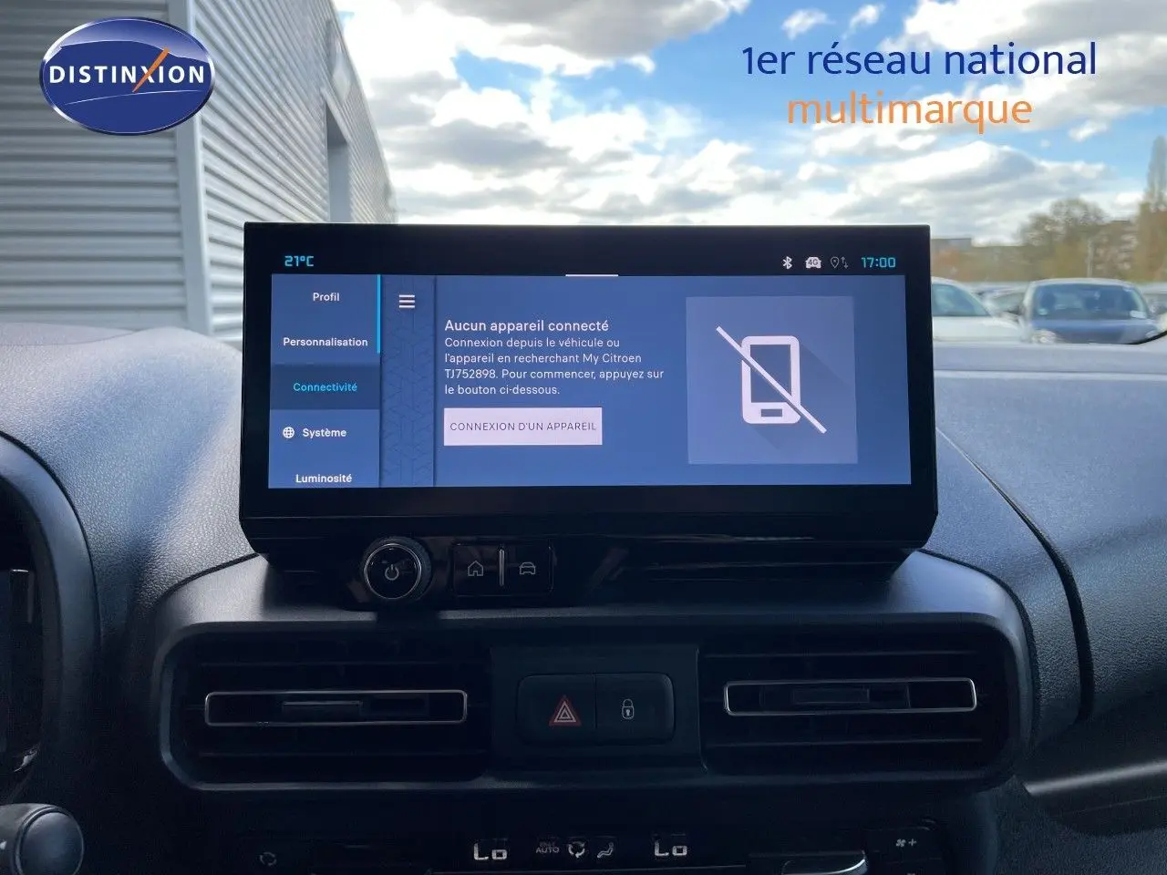 Vue intérieure centrée sur l'écran tactile du tableau de bord du Citroën Berlingo 2026, finition noire.