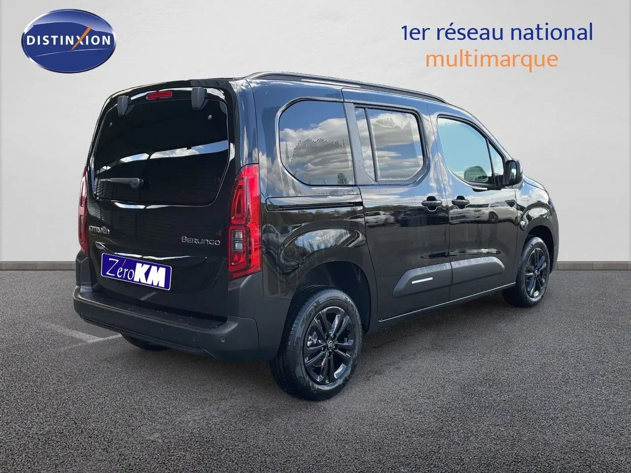 Vue 3/4 arrière droite d’un Citroën Berlingo noir Perla Nera métallisé avec vitres teintées et jantes noires brillantes.