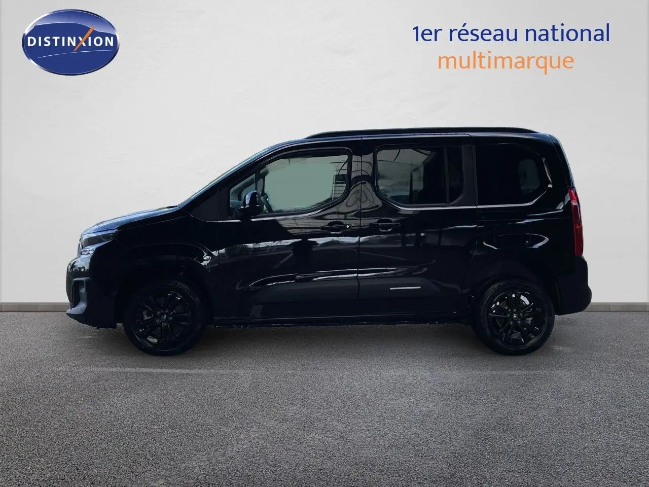 Profil droit du Citroën Berlingo MPV noir Perla Nera, avec jantes noires et lignes épurées visibles.