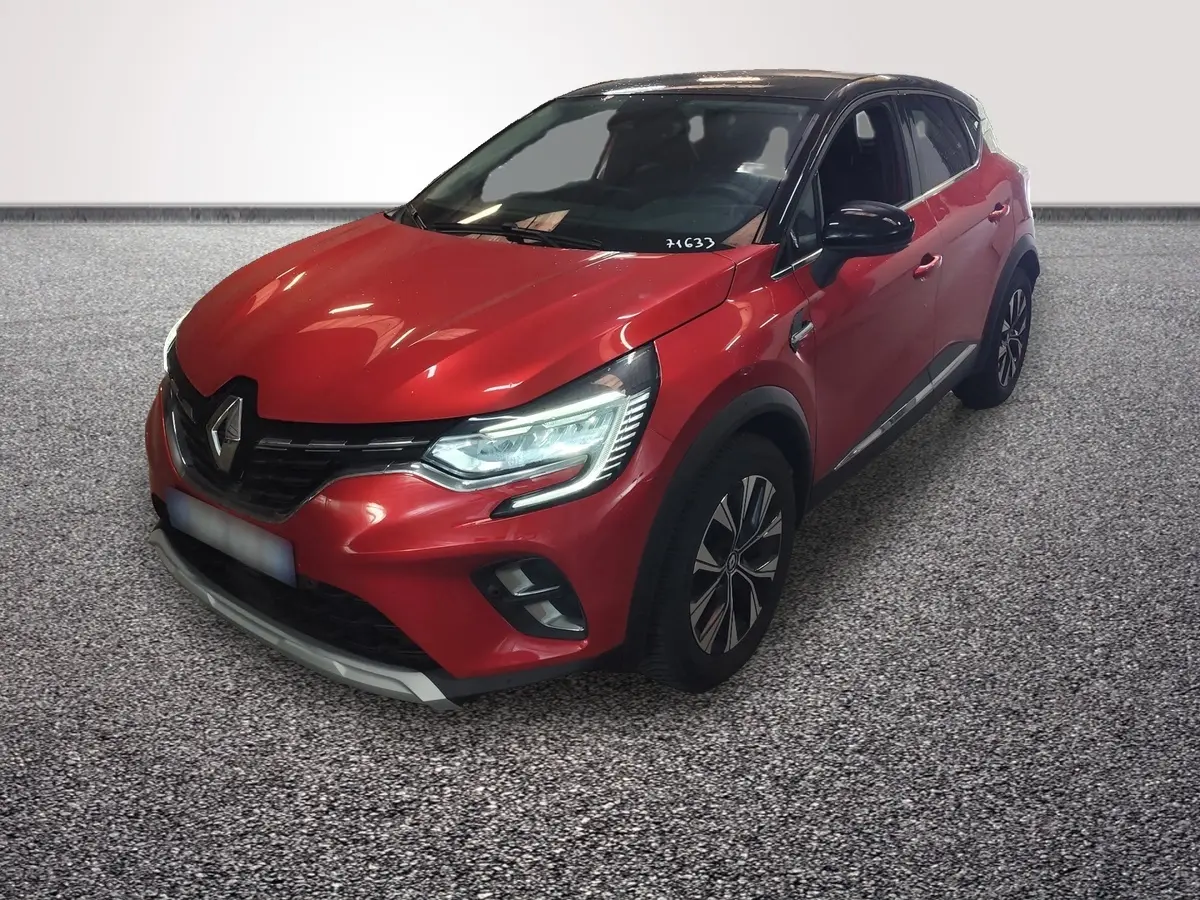 Renault Captur rouge vue 3/4 avant droit, avec phares LED allumés et jantes alliage distinctives.
