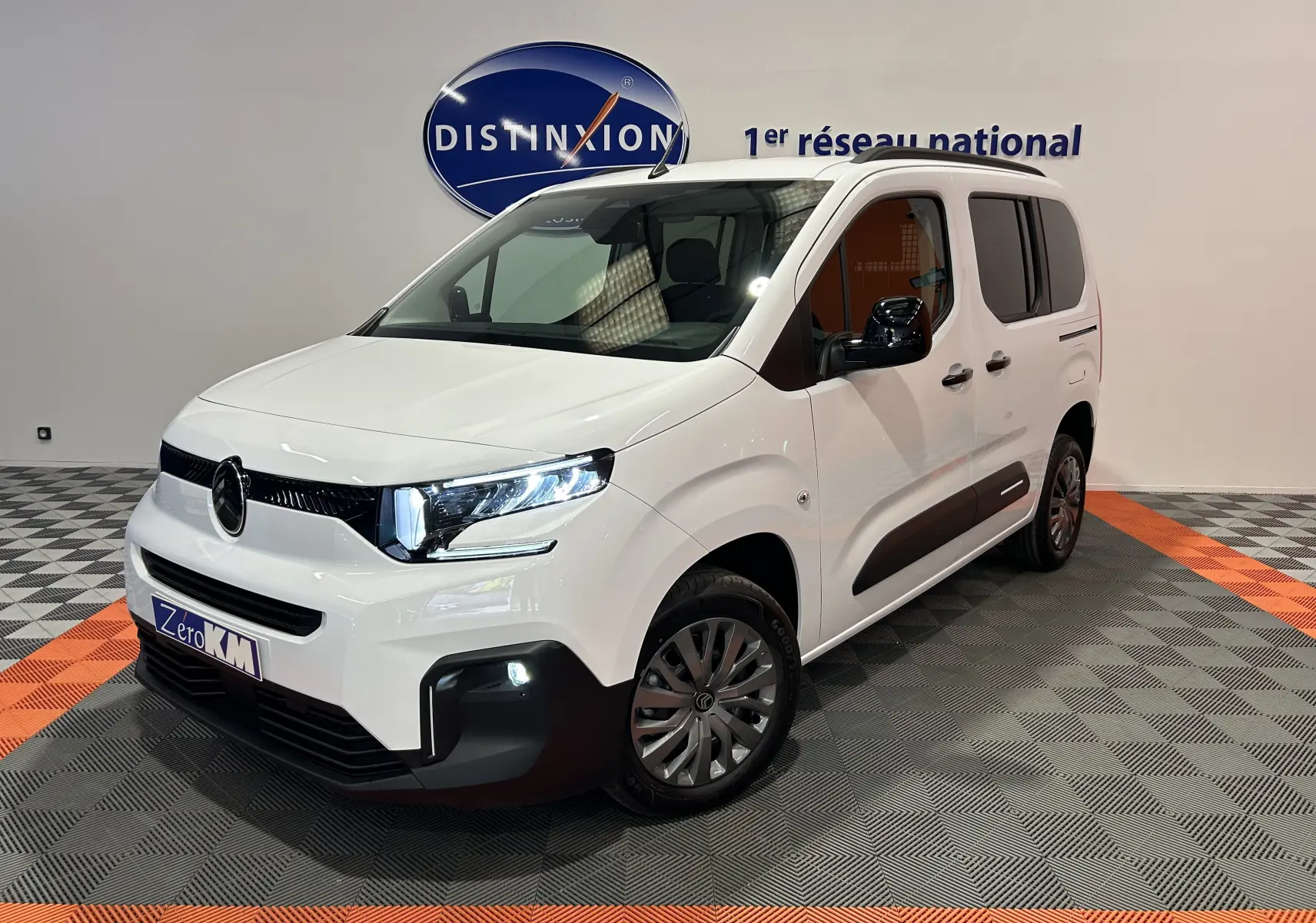 Citroën Berlingo Multispace blanc Kaolin vu en 3/4 avant droit, avec phares LED allumés et jantes alliage.