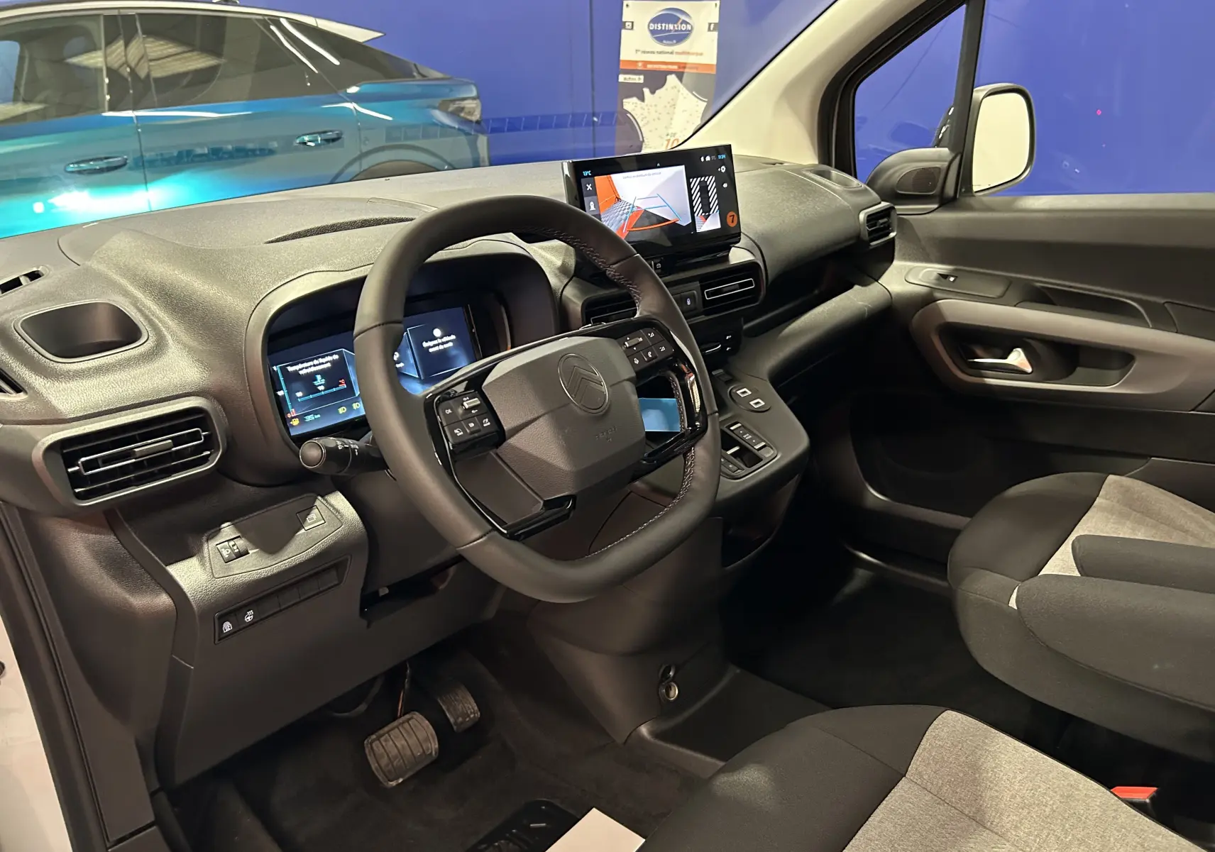 Vue intérieure côté conducteur du Citroën Berlingo Multispace 2026 avec tableau de bord moderne et écran tactile.