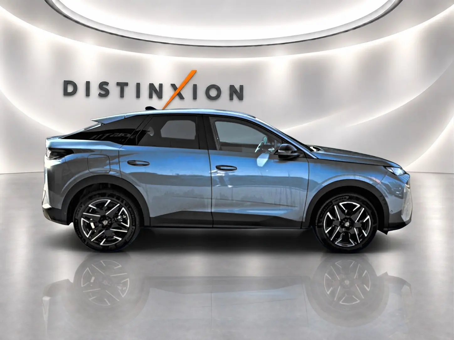 Vue de profil côté gauche du Peugeot 3008 1.2 hybrid 145 allure e-dcs6 en bleu Ingara avec jantes alu noires.