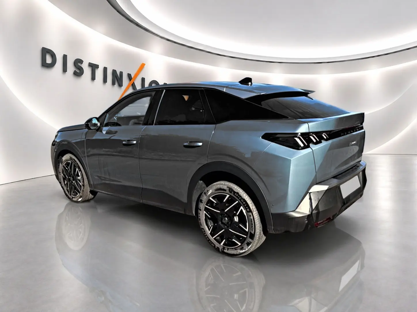 Peugeot 3008 1.2 hybrid 145 allure e-dcs6 bleu Ingara vue 3/4 arrière droit en intérieur showroom.