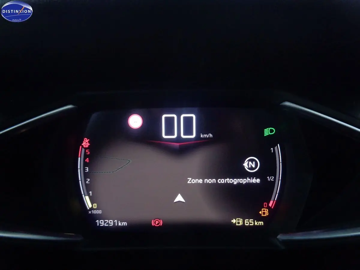Tableau de bord numérique du DS3 Crossback affichant la vitesse à 0 km/h et une zone non cartographiée.