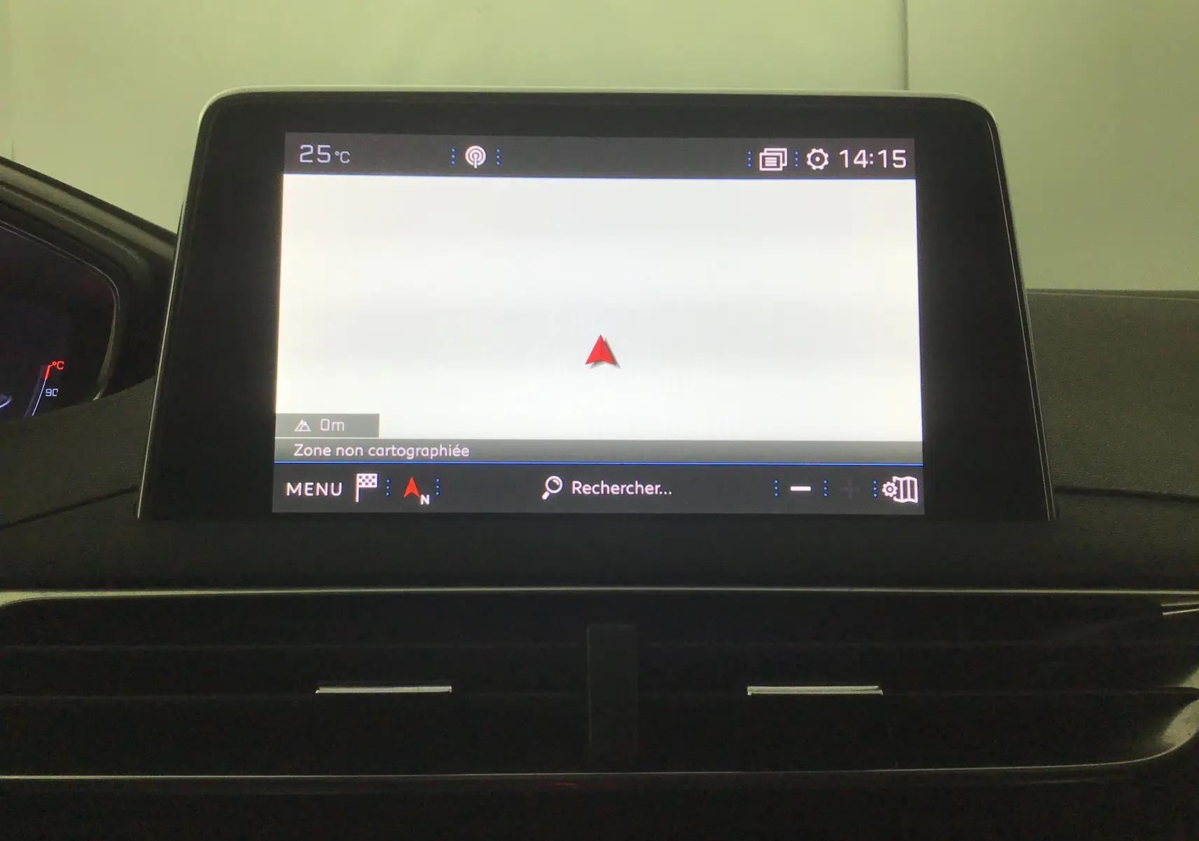 Écran tactile du GPS du Peugeot 5008 2019, affichant une carte non cartographiée dans l'habitacle noir.