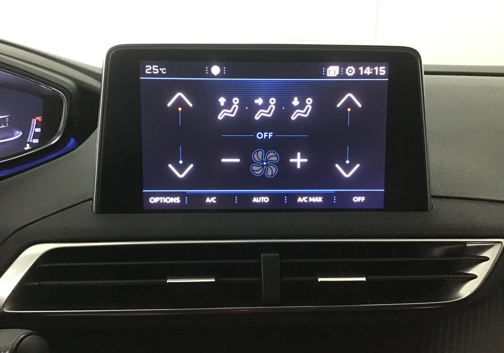 Écran tactile central du tableau de bord du Peugeot 5008 noir 2019 affichant les réglages de climatisation.