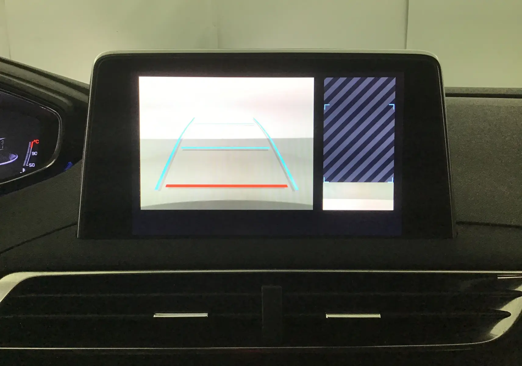 Écran central du Peugeot 5008 2019 montrant l'affichage de la caméra de recul avec lignes de guidage colorées.