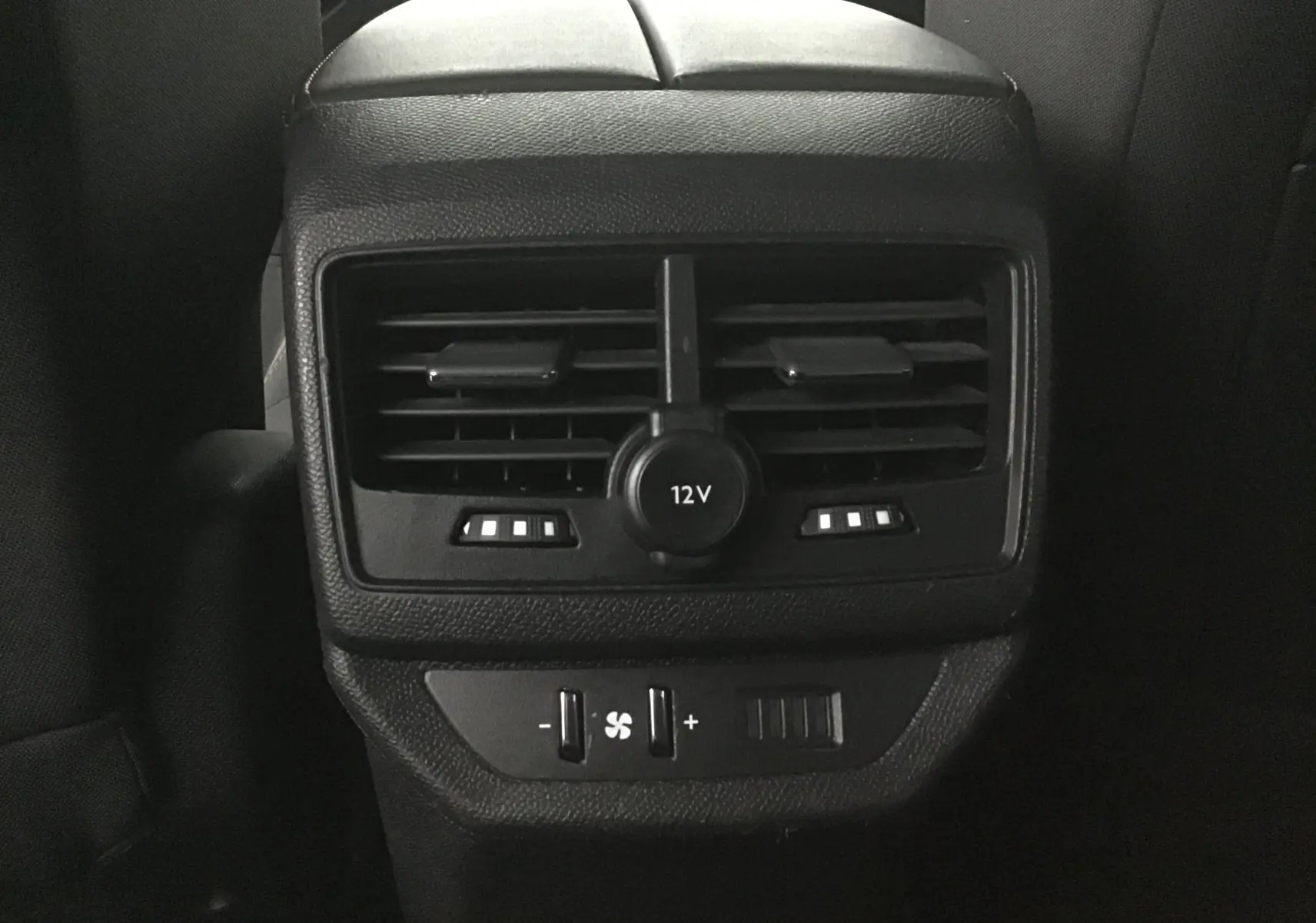 Vue rapprochée des aérateurs arrière et commandes de ventilation du Peugeot 5008 noir version 2019 Active Business.