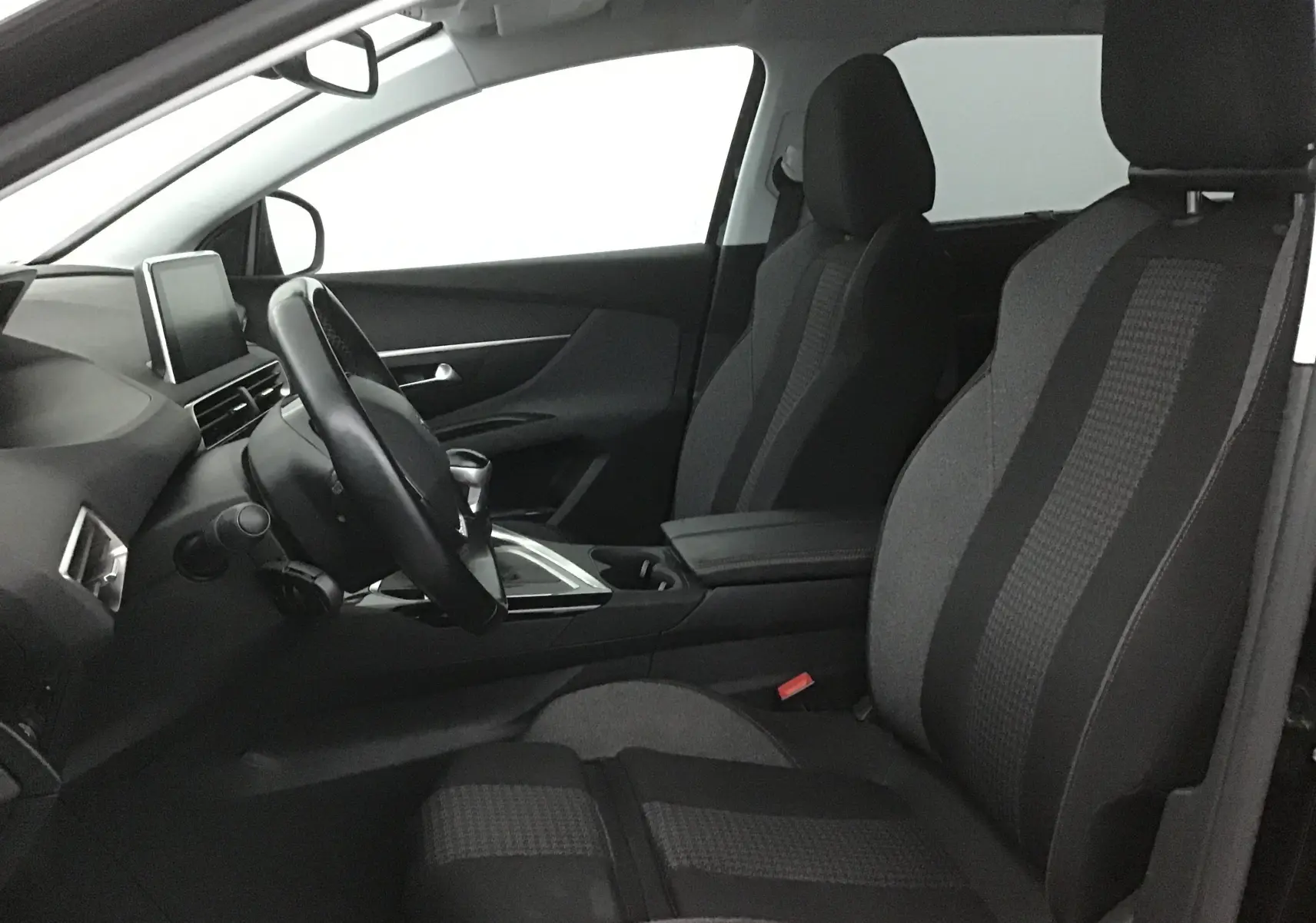 Intérieur avant du Peugeot 5008 noir 2019, vue côté conducteur montrant sièges tissu et tableau de bord moderne.