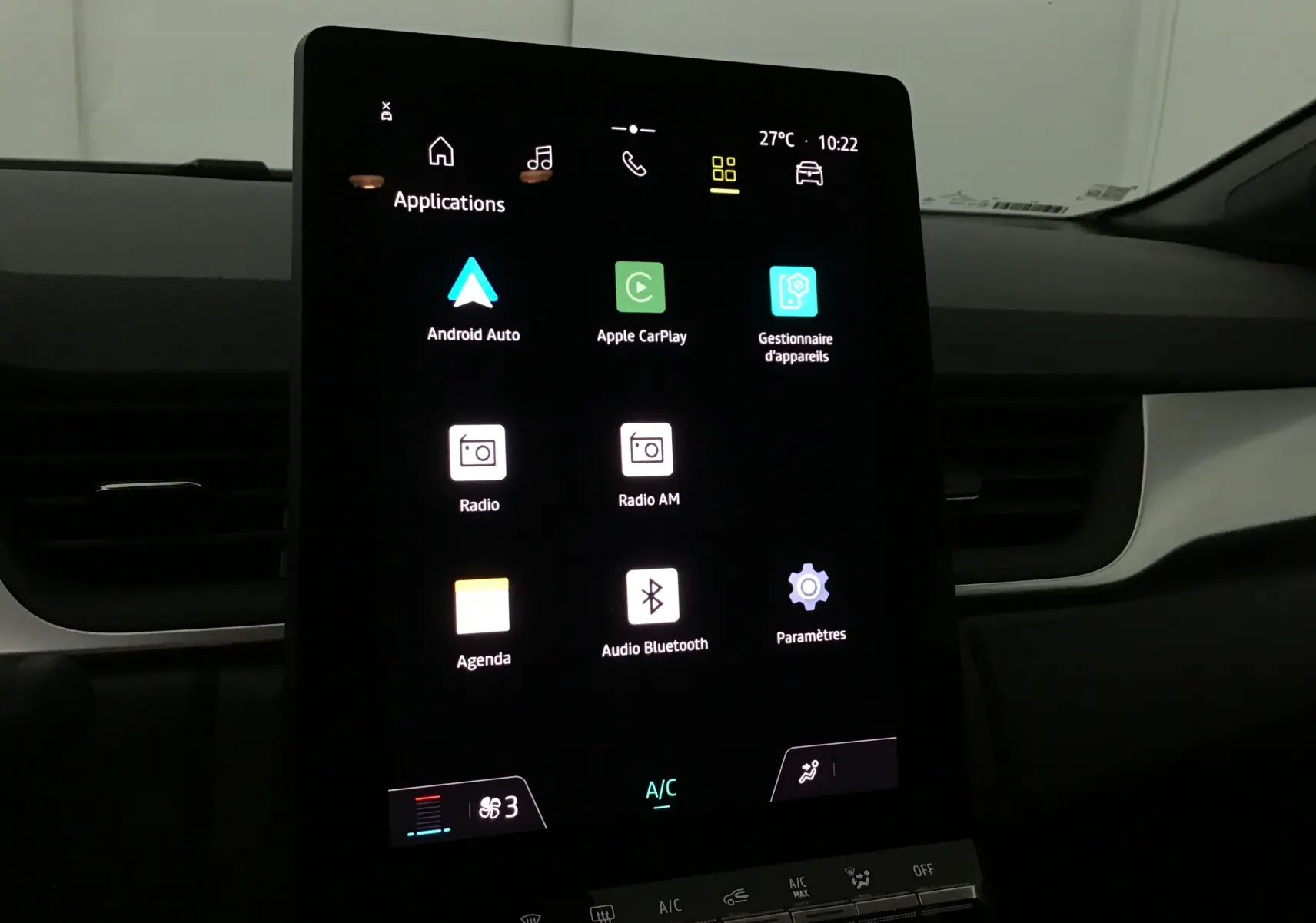 Écran tactile central du tableau de bord du Renault Captur 2025 affichant les applications Android Auto et Apple CarPlay.