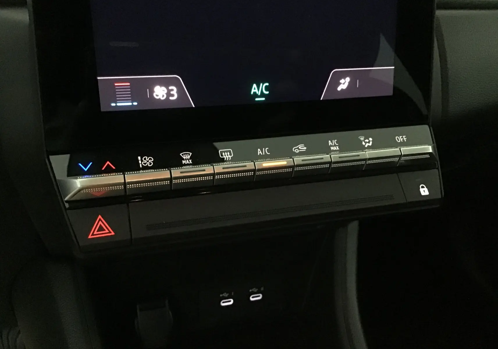 Panneau de commandes climatisation et écran tactile du tableau de bord du Renault Captur 2025 bleu iron/noir.