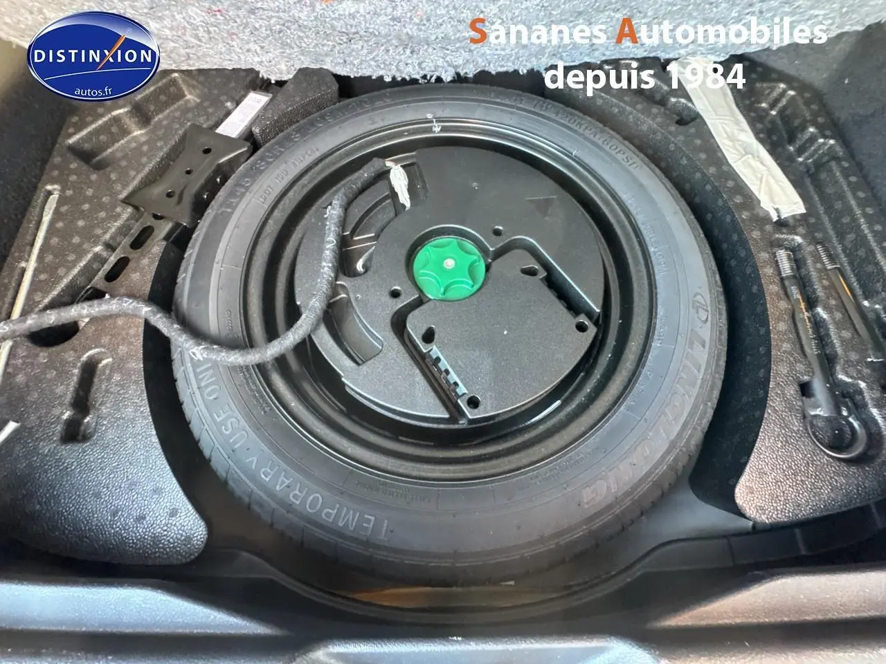 Roue de secours temporaire dans le coffre du Nissan Qashqai 1.5 e-Power Business Edition 2023, vue rapprochée.