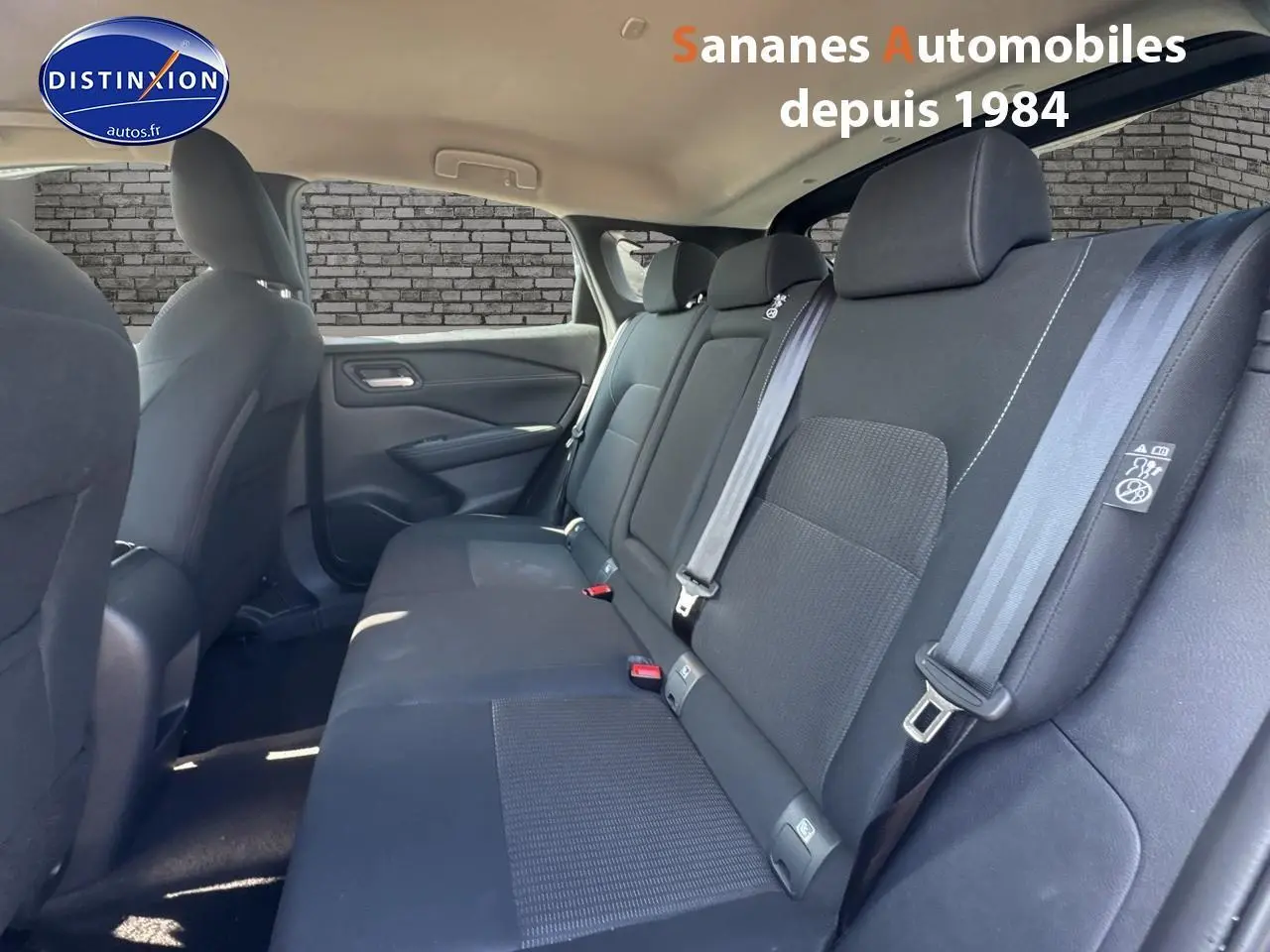 Vue intérieure sur la banquette arrière noire du Nissan Qashqai 1.5 e-Power Business Edition 2023.