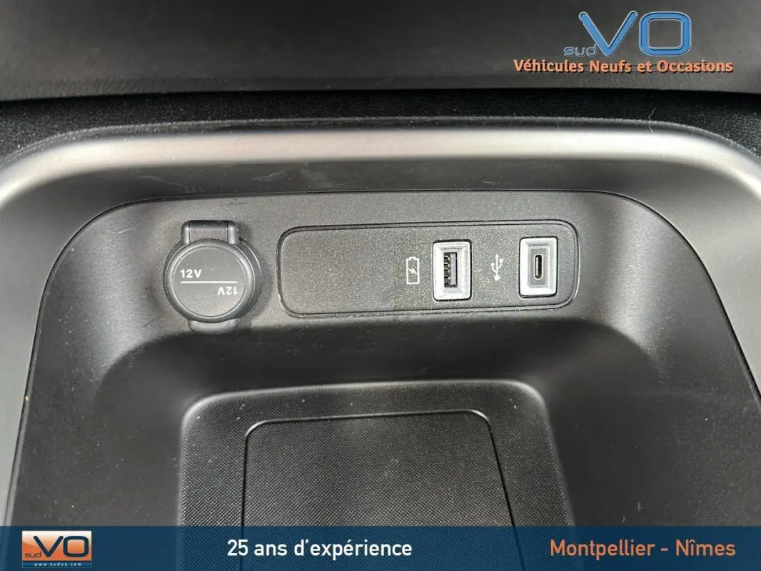 Prise 12V et ports USB dans l'habitacle du Jeep Avenger gris foncé 2024 version Altitude.