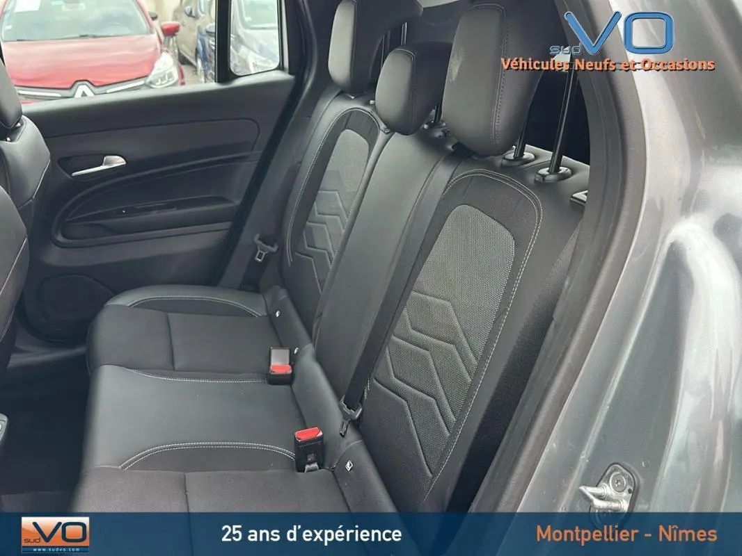 Vue intérieure côté droit des sièges arrière en tissu noir du Jeep Avenger gris foncé 2024 finition Altitude.