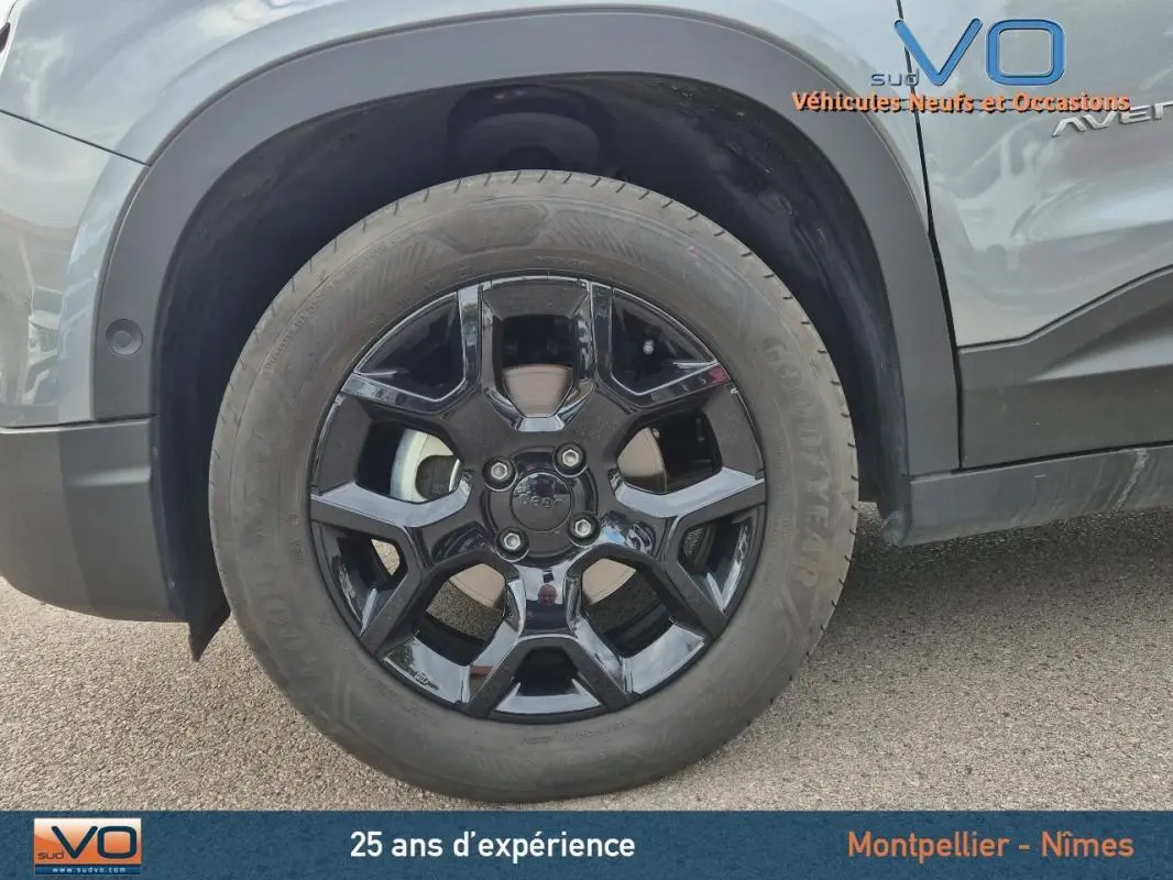 Gros plan sur la roue avant droite noire brillante du Jeep Avenger gris foncé 2024 finition Altitude