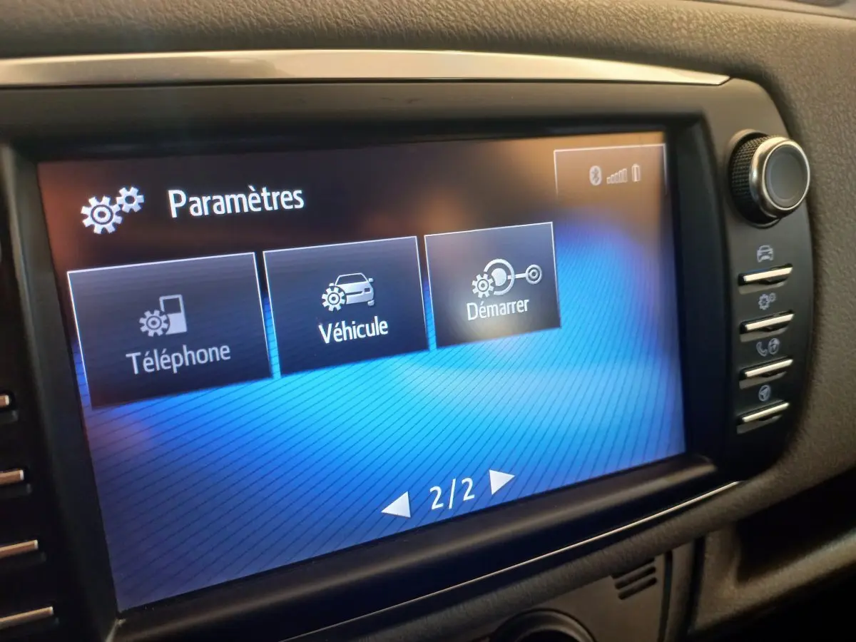 Écran tactile du système multimédia de la Toyota Yaris 2018 affichant le menu paramètres en intérieur.