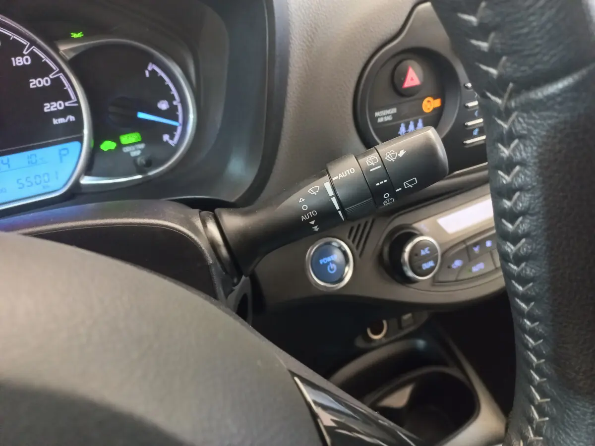 Gros plan sur la commande d'essuie-glace côté gauche du tableau de bord noir de la Toyota Yaris hybride 2018.