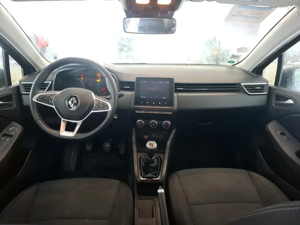 Intérieur de la Renault Clio 2022 Business, vue frontale du tableau de bord avec volant multifonction et boîte manuelle.