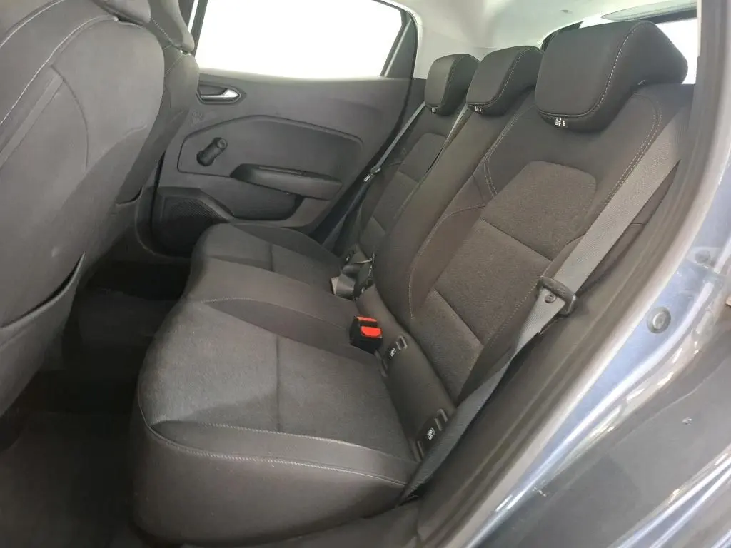 Vue intérieure côté droit des sièges arrière en tissu noir de la Renault Clio 5P Berline Business gris titanium 2022.