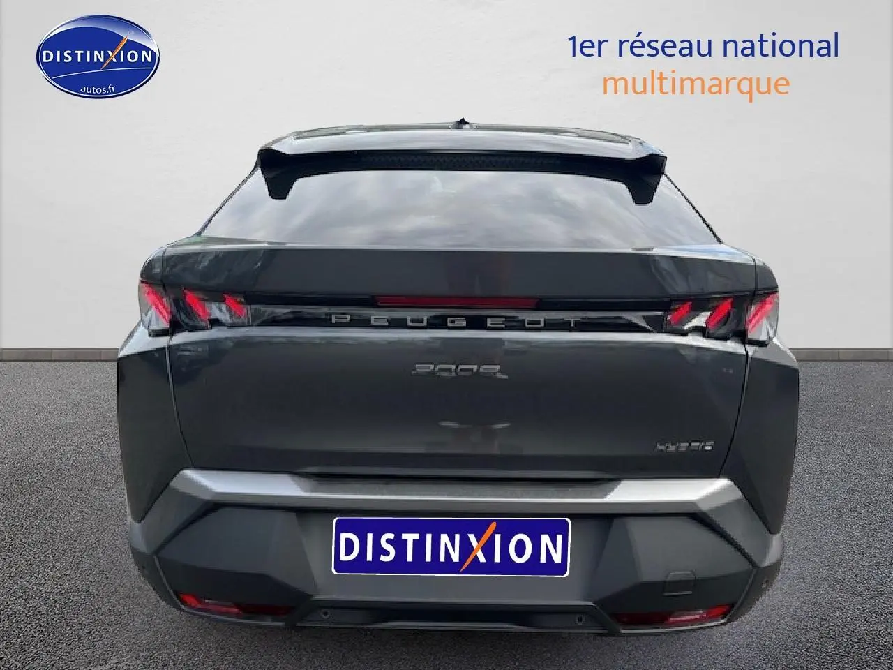 Vue arrière d’un Peugeot 3008 gris titane 2025 avec feux arrière LED et becquet noir.