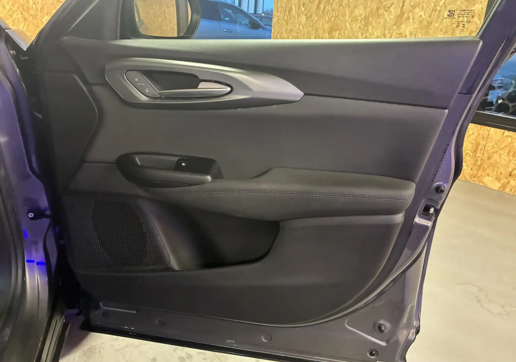 Vue intérieure de la porte arrière droite gris foncé de l'Alfa Romeo Tonale 1.3 PHEV 280 BVA TI avec garniture noire.