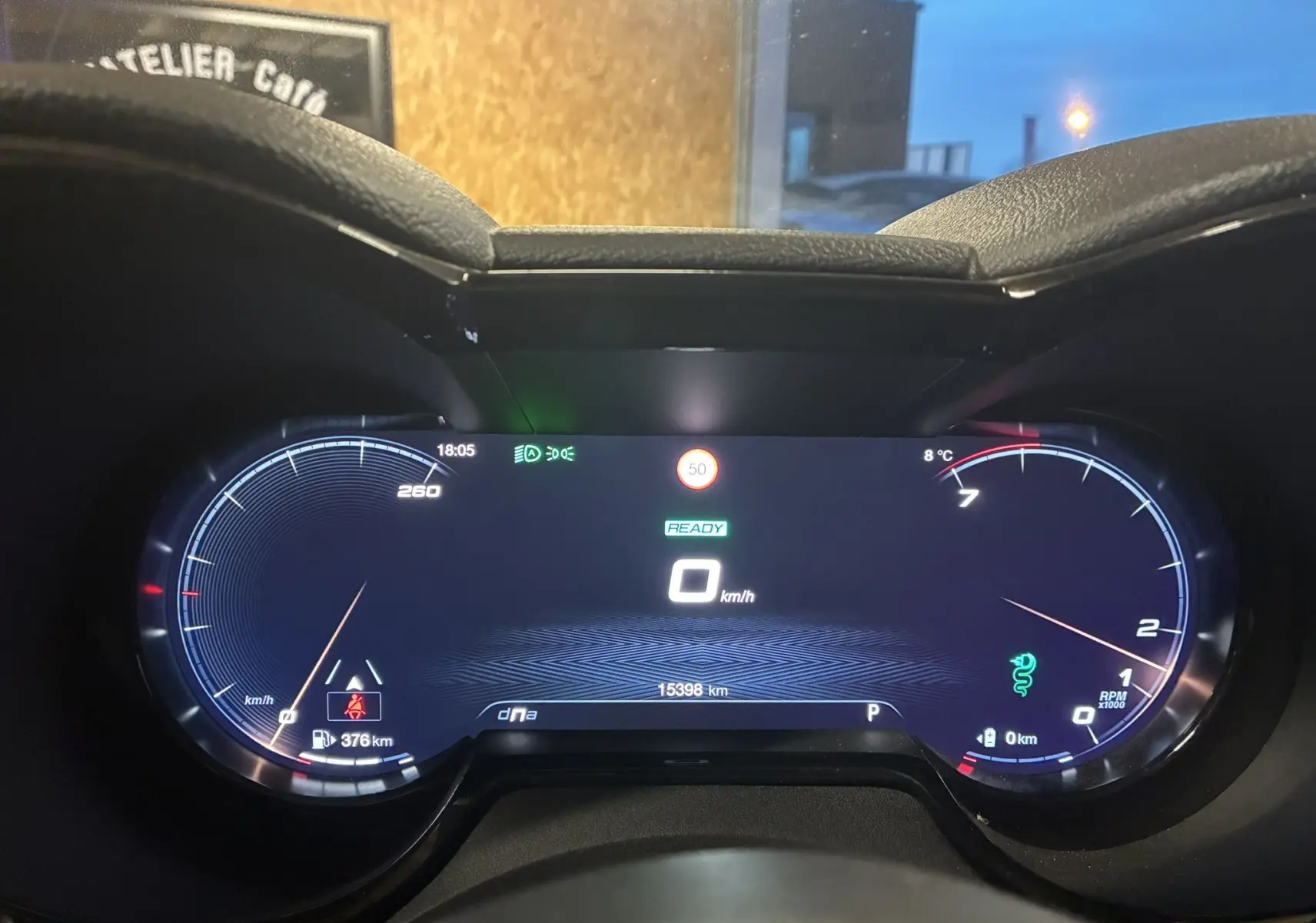 Tableau de bord numérique de l'Alfa Romeo Tonale 1.3 PHEV 280 BVA TI, affichage vitesse et compte-tours, éclairage bleu.