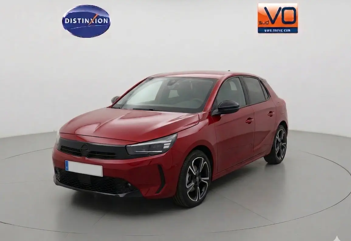 Vue 3/4 avant d'une Opel Corsa rouge 2025, version 1.2 Turbo Hybrid, avec jantes alliage noires et détails noirs contrastants.