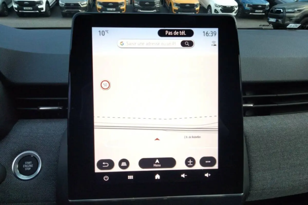 Écran tactile central de la Renault Clio gris rafale, affichant la navigation GPS dans l’habitacle.