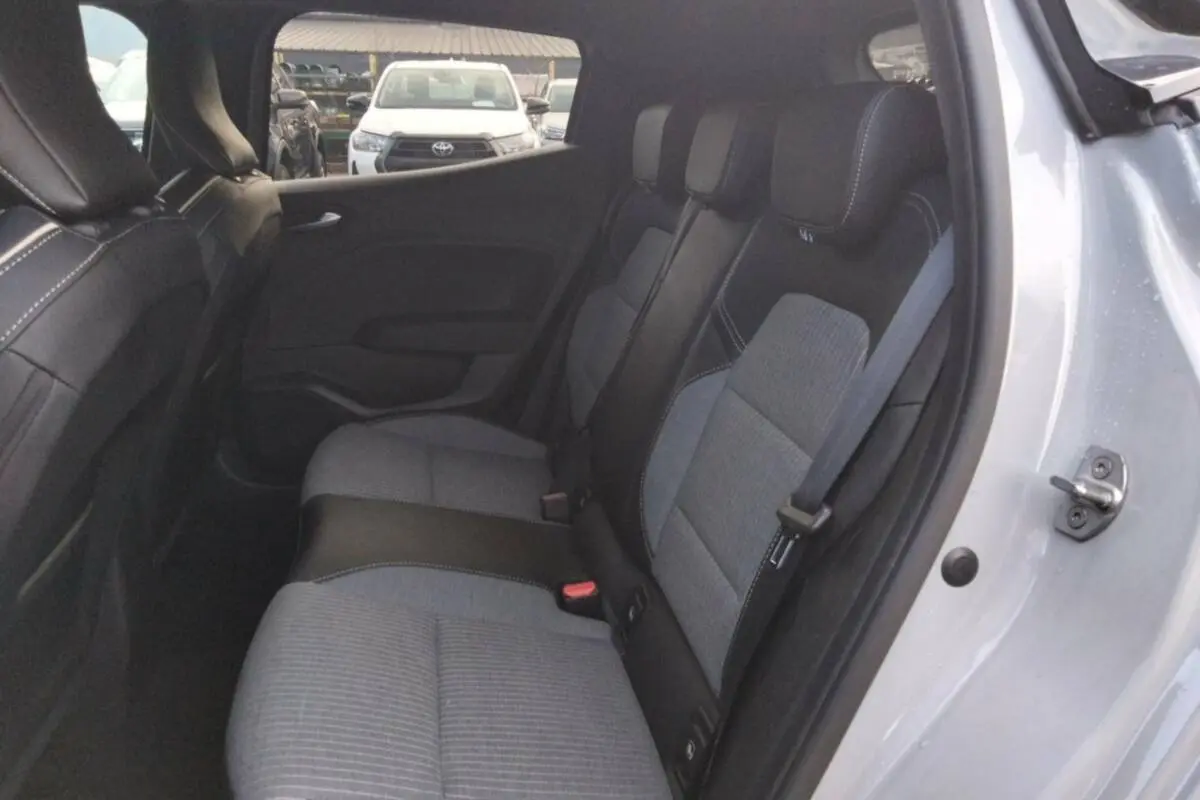 Vue intérieure côté droit sur la banquette arrière bi-matière gris et noir de la Renault Clio 2025.