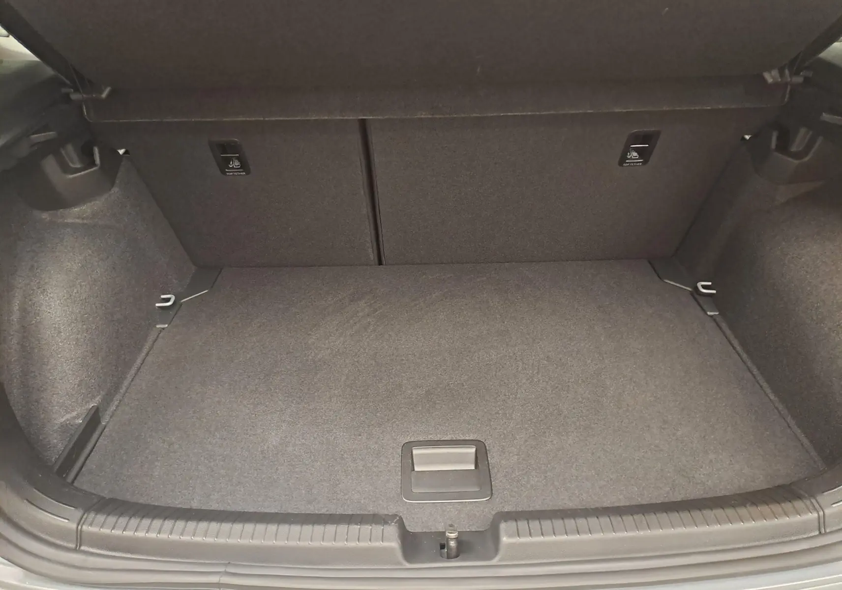 Coffre ouvert en vue plongeante d'une Volkswagen Polo 1.0 TSI 95 BVM5 Style couleur reflet d'argent, intérieur tissu gris.