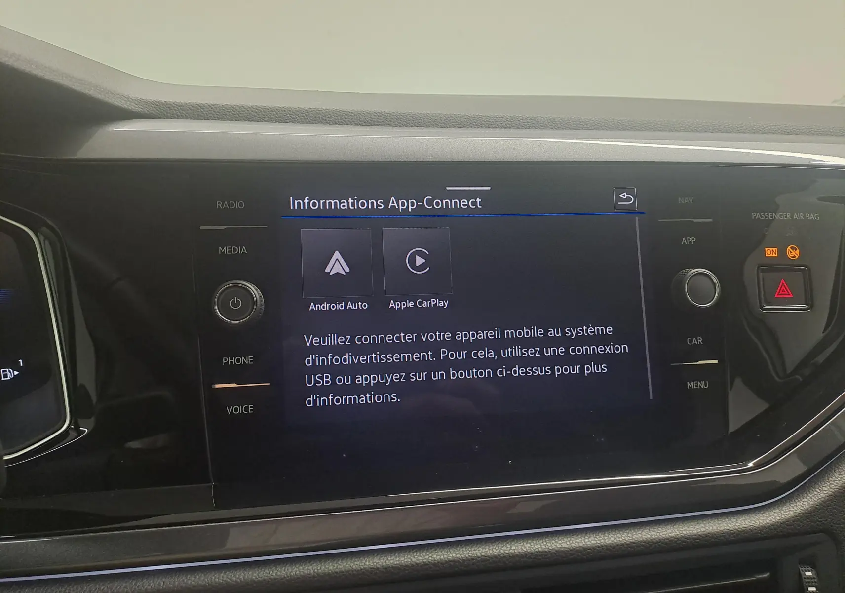 Écran central de la Volkswagen Polo 2025 affichant les options Android Auto et Apple CarPlay, avec commandes autour.