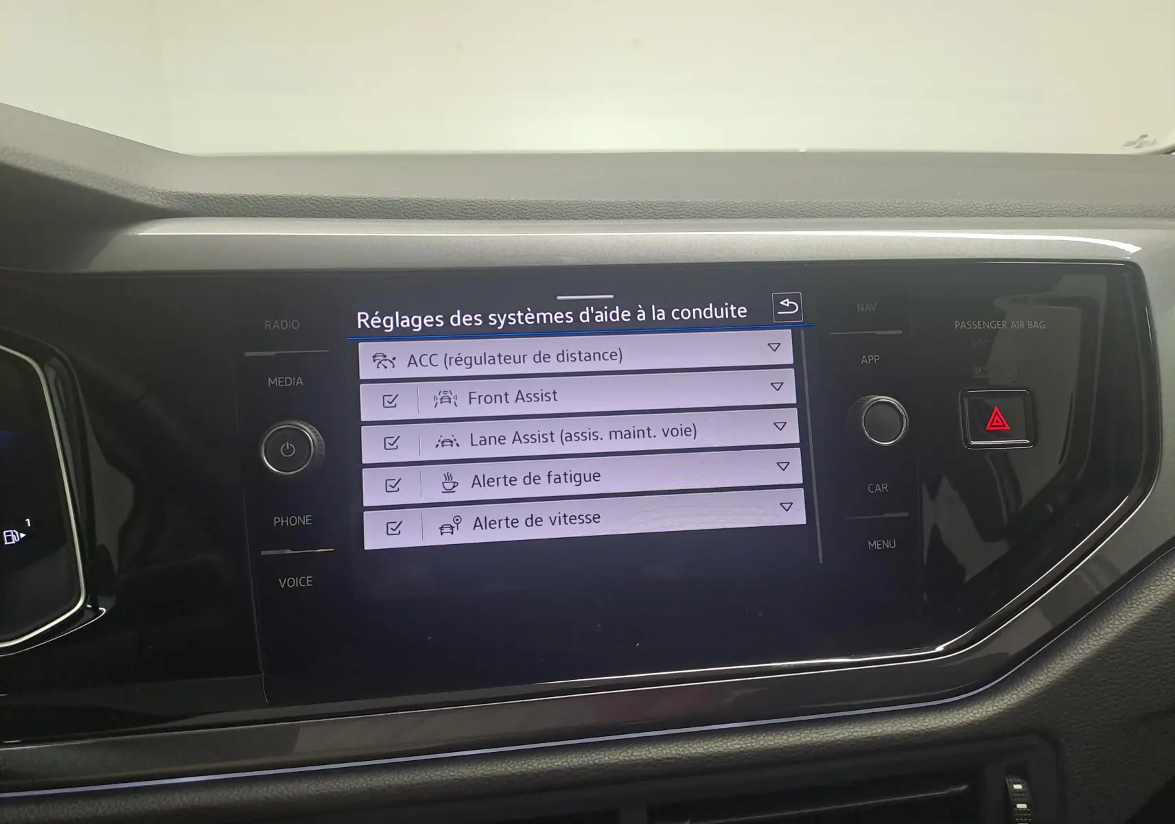 Écran central tactile de la Volkswagen Polo 2025 affichant les réglages des aides à la conduite.