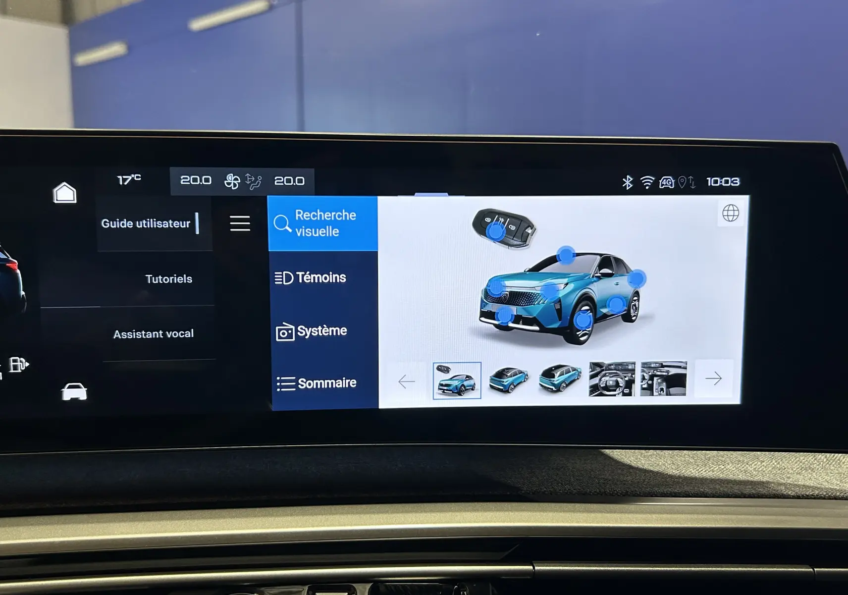 Écran tactile intérieur montrant l'interface multimédia avec vue 3/4 avant d'un Peugeot 5008 gris titane.