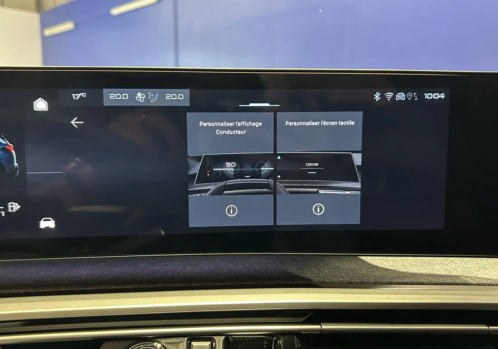 Écran tactile central du tableau de bord du Peugeot 5008 gris titane, affichant les options de personnalisation.