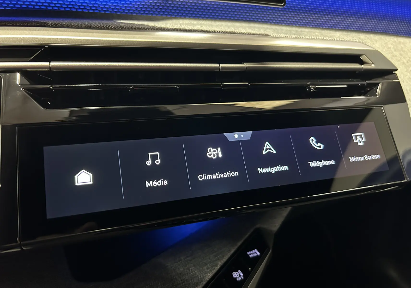 Écran tactile central du tableau de bord du Peugeot 5008 gris titane, affichant les menus Média, Climatisation et Navigation.