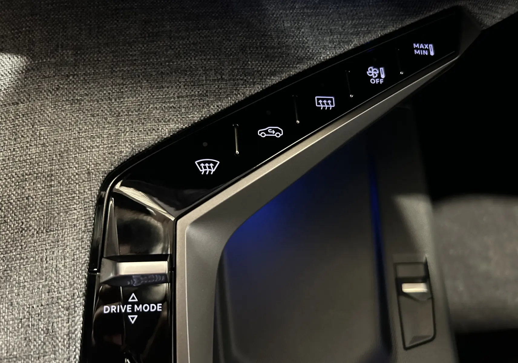 Gros plan sur les commandes tactiles du mode de conduite et de la ventilation du Peugeot 5008 Hybrid gris titane.