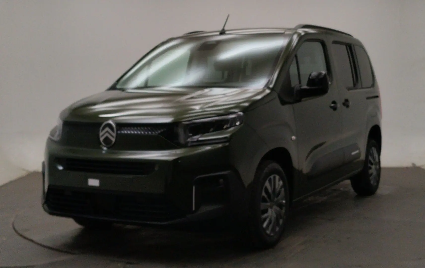 Citroën Berlingo Multispace 2026 vert Sirkka, vue 3/4 avant droit en intérieur neutre.