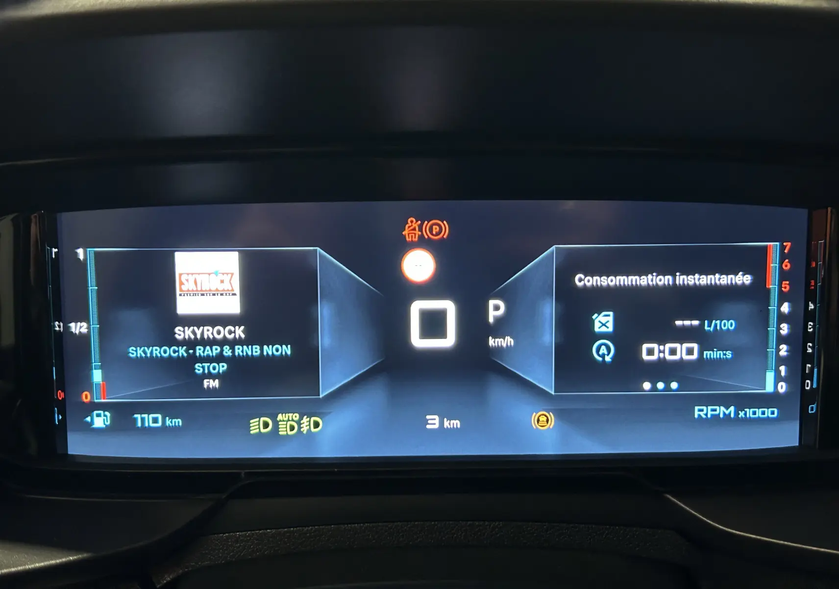 Tableau de bord numérique du Citroën Berlingo Multispace 2026 affichant radio Skyrock et consommation instantanée.