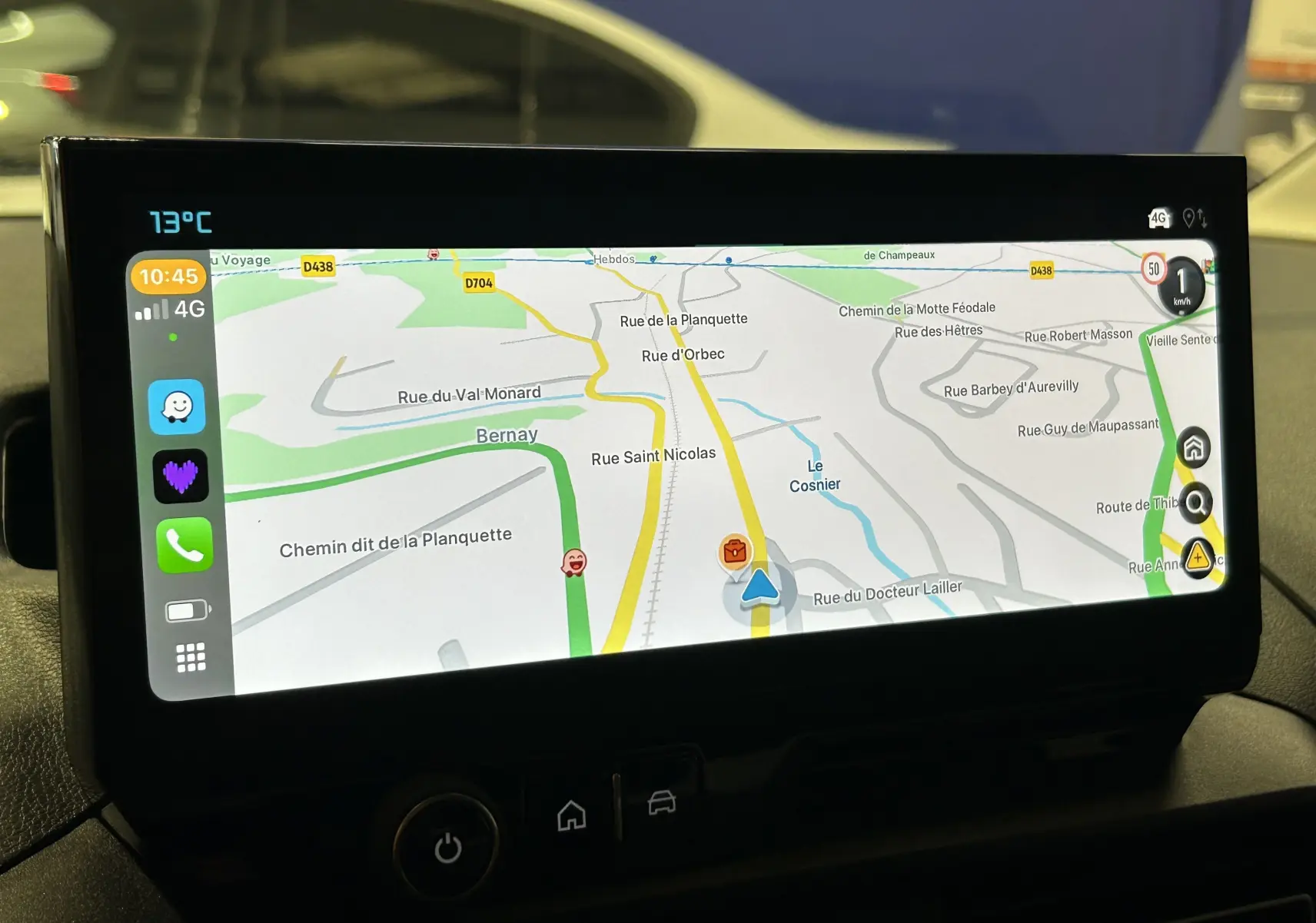 Écran tactile central du tableau de bord du Citroën Berlingo Multispace 2026 affichant la navigation GPS.