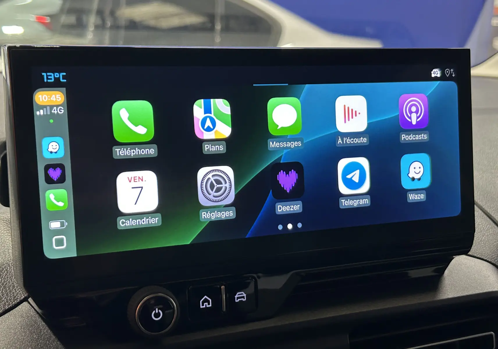 Écran tactile central affichant Apple CarPlay dans un Citroën Berlingo Multispace 2026, intérieur noir.