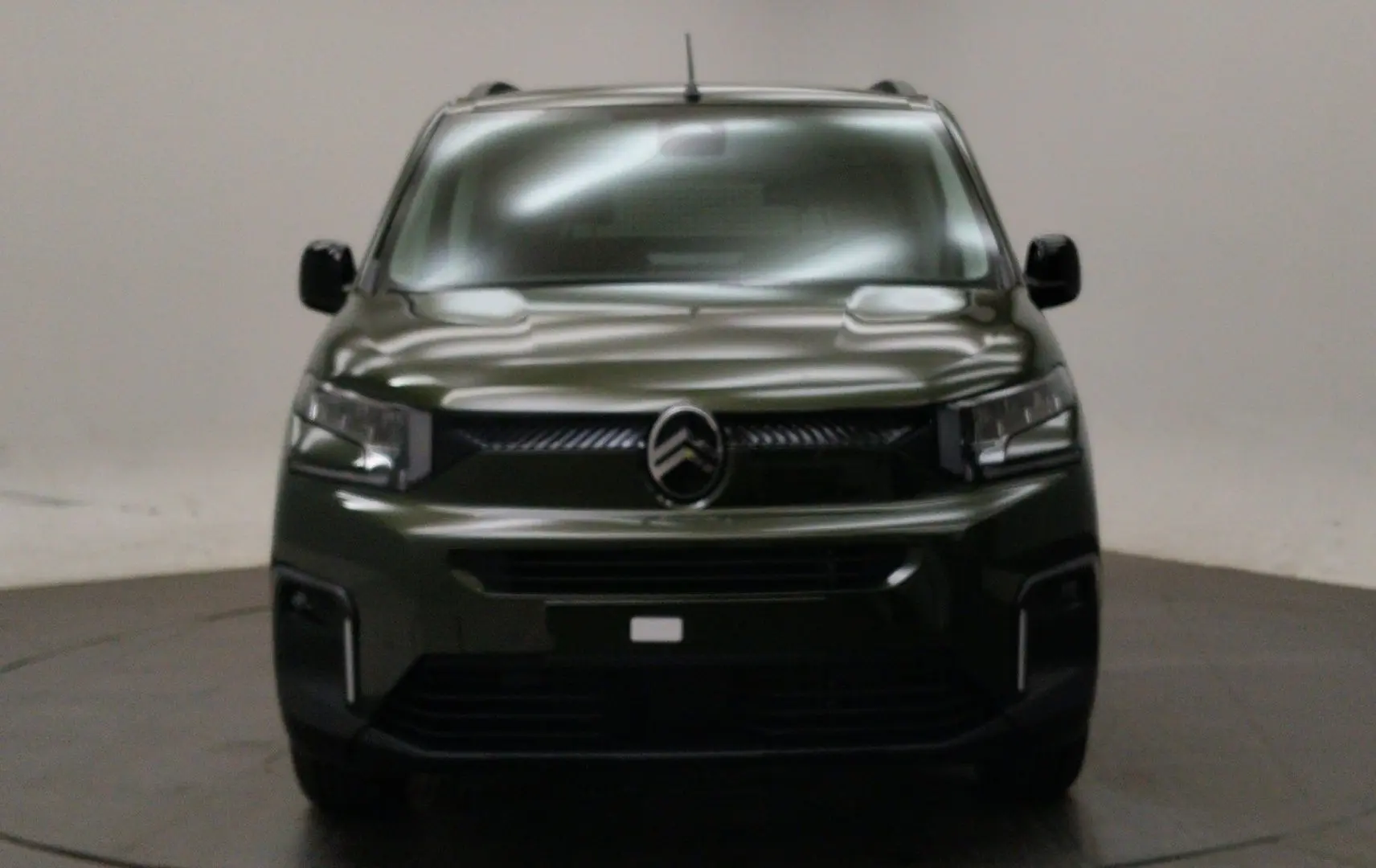 Vue frontale d’un Citroën Berlingo Multispace 2026 vert Sirkka avec calandre noire et logo chromé.