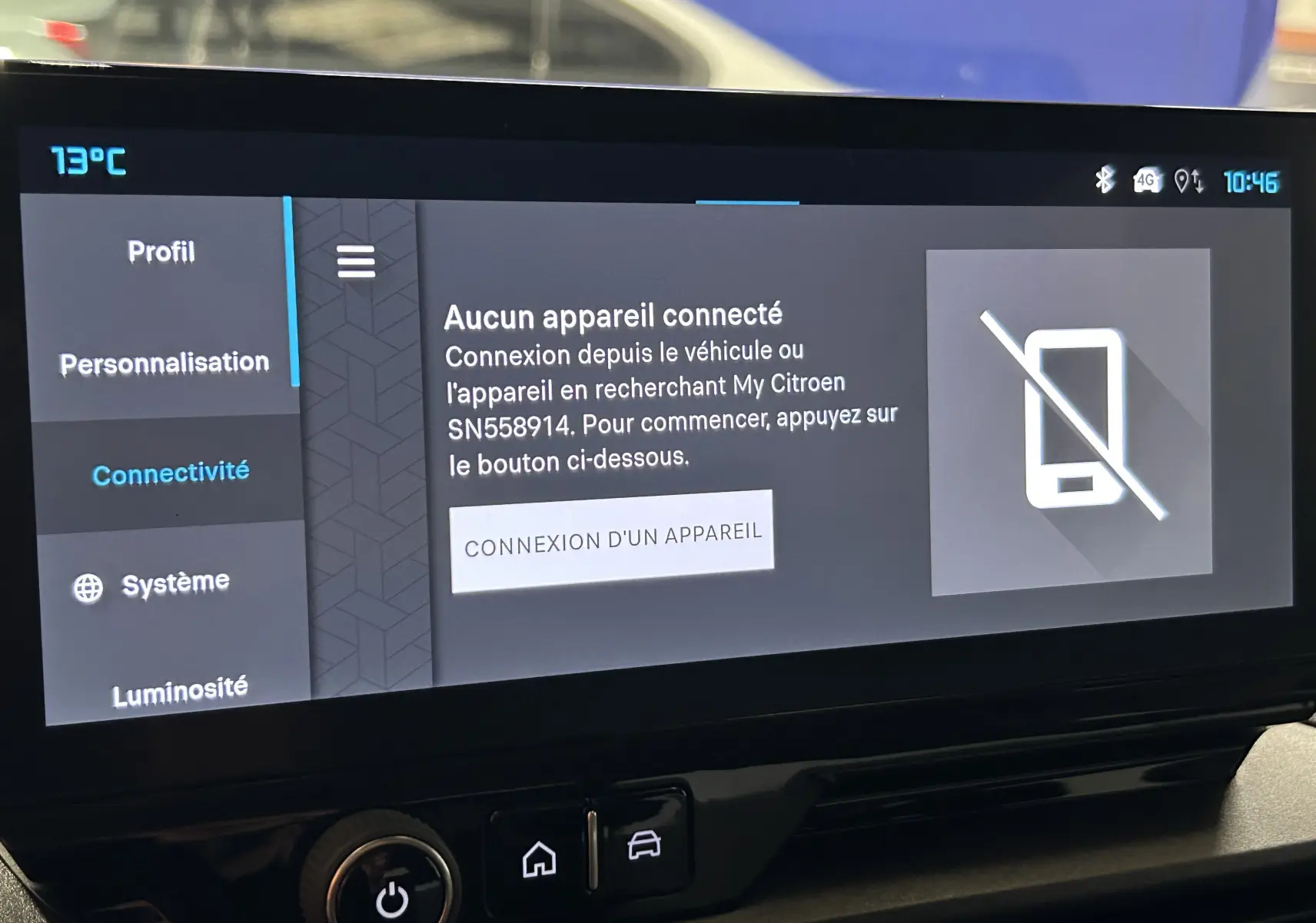 Écran tactile central du tableau de bord du Citroën Berlingo Multispace 2026 affichant le menu connectivité.