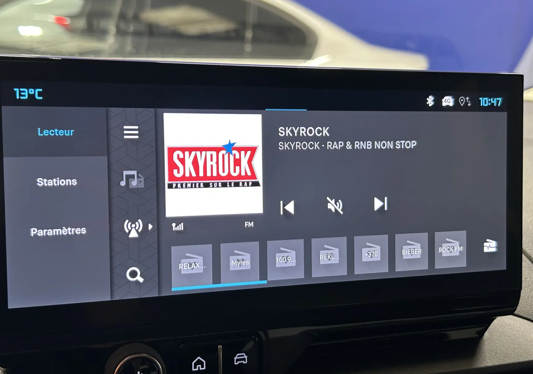 Écran tactile intérieur du Citroën Berlingo Multispace 2026 affichant la radio Skyrock, vue frontale.