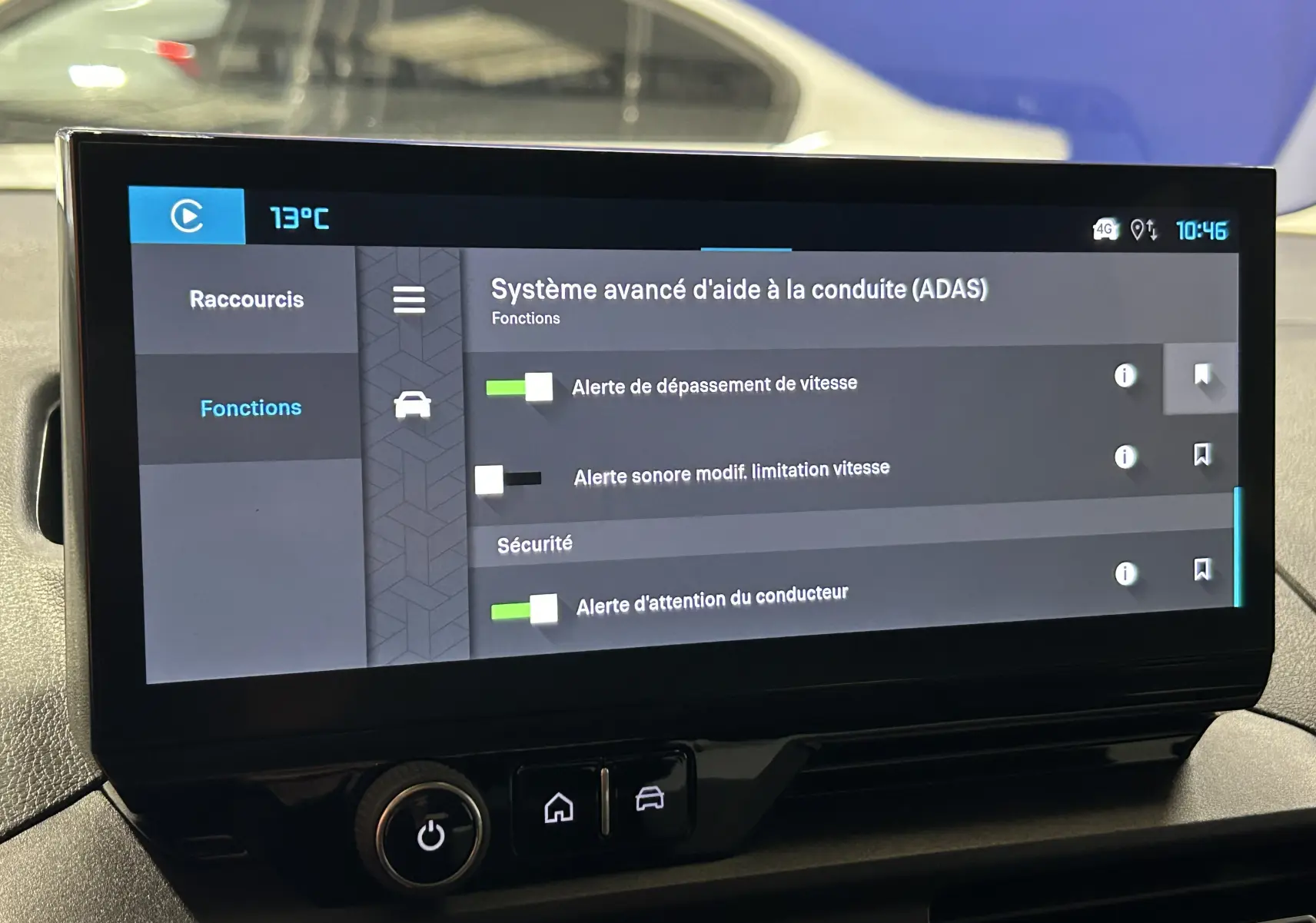 Écran tactile du système d'aide à la conduite affichant les alertes, intérieur du Citroën Berlingo Multispace 2026.