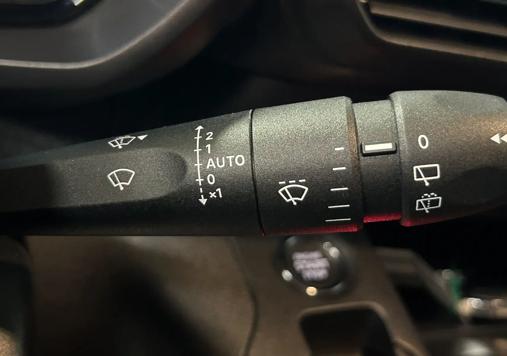 Gros plan sur la commande des essuie-glaces du Citroën Berlingo Multispace 2026, intérieur noir avec détails blancs.
